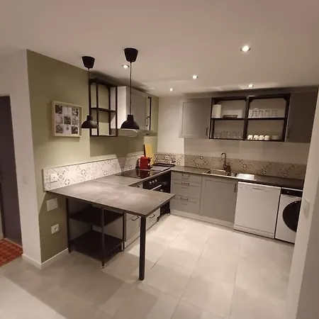 Entire House With Arcade Machine In A Private Backyard, 3 Bedrooms, 1 Bathroom, 1 Leaving With Convertible Sofa And Open Kitchen Apartamento