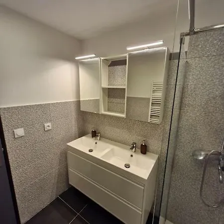 Appartamento Entire House With Arcade Machine In A Private Backyard, 3 Bedrooms, 1 Bathroom, 1 Leaving With Convertible Sofa And Open Kitchen