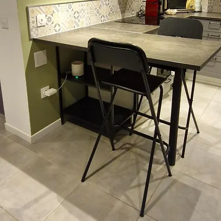 Entire House With Arcade Machine In A Private Backyard, 3 Bedrooms, 1 Bathroom, 1 Leaving With Convertible Sofa And Open Kitchen *