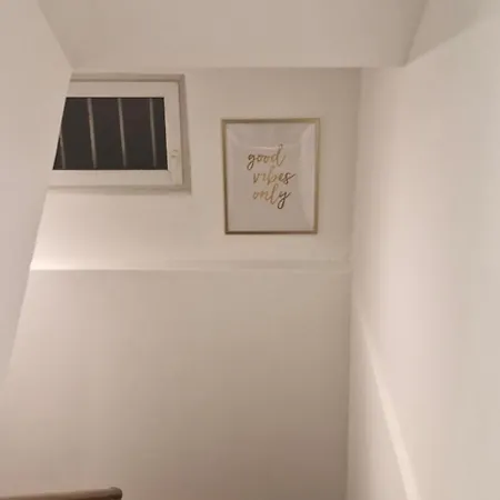 Entire House With Arcade Machine In A Private Backyard, 3 Bedrooms, 1 Bathroom, 1 Leaving With Convertible Sofa And Open Kitchen Appartamento